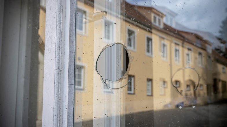 Im Vorfeld der Freie-Sachsen-Demo im September 2023 waren Fenster am Schloss Friedrichsthal eingeschmissen und Fassaden beschmiert worden.