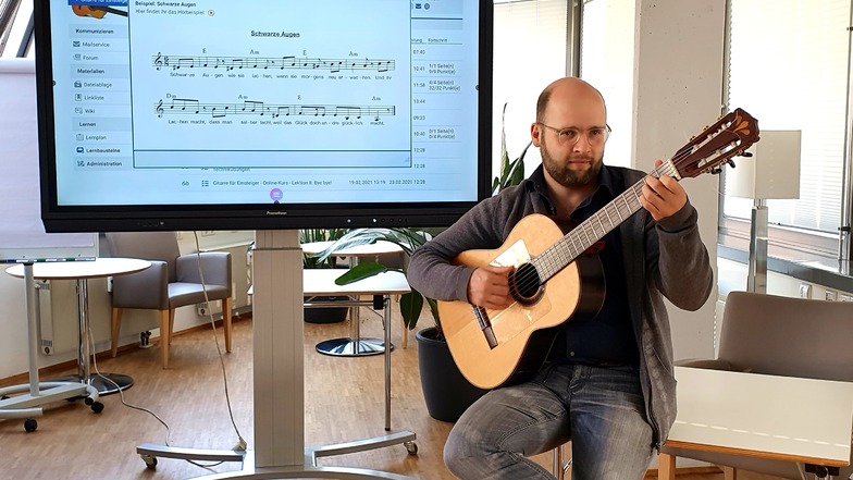 Der Musikpädagoge Stephan Pankow hat in Zusammenarbeit mit der Volkshochschule einen Onlinekurs für Gitarren-Einsteiger entwickelt.