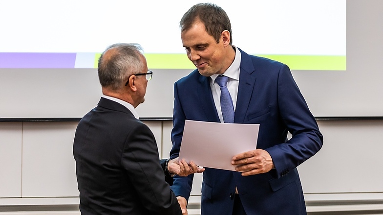 In der jüngsten Stadtratssitzung gratulierte OB Stefan Skora (li.) Mirko Pink nach der Unterzeichnung der Ernennungsurkunde und dem Ablegen des Diensteides.