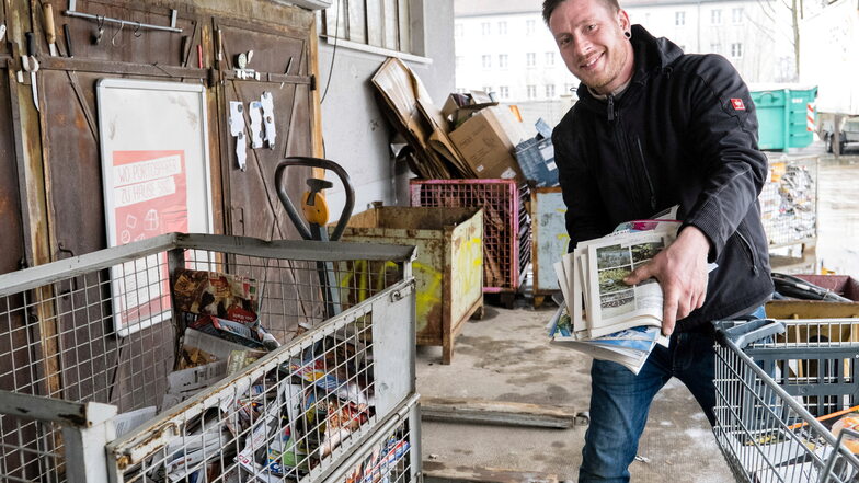 Alles in die große Box: Daniel Weber nimmt im Recycling-Center Görlitz Altpapier von Privatkunden an.