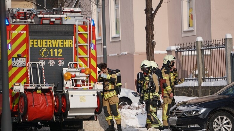 Zum Bautzener Polizeirevier sind Feuerwehrleute am Mittwochmittag ausgerückt.