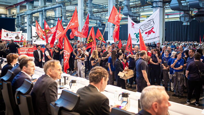 Mitarbeiter protestieren vor Beginn einer Betriebsversammlung  im VW-Werk Wolfsburg.