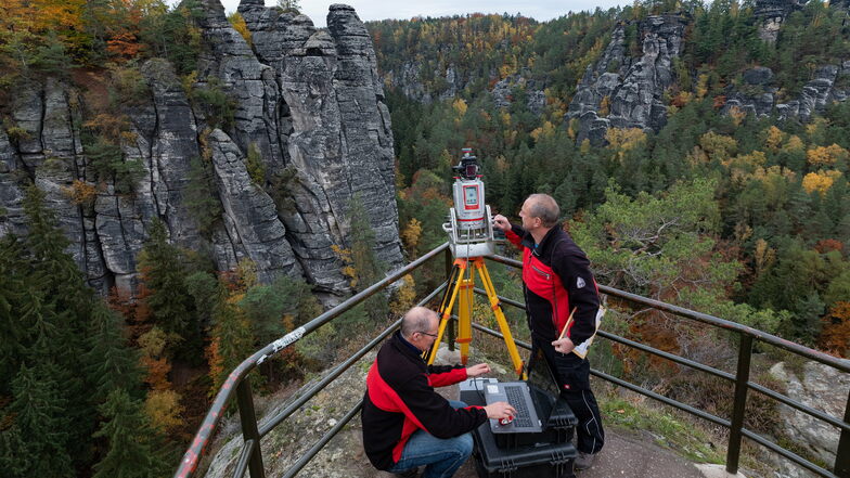 Thomas Martienßen (l.) und Michael Ufer bauen ihren Laserscanner am ersten Messpunkt inmitten der Felsenburg Neurathen auf, direkt gegenüber den Wehltürmen.