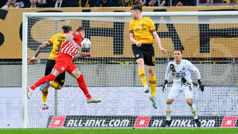 Der Treffer zum Rückstand: Jan Löhmannsröben trifft nach einem Freistoß für den FSV Zwickau zum 0:1.