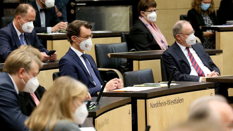 Hendrik Wüst (Mitte, CDU), Ministerpräsident von Nordrhein-Westfalen, und Stephan Weil (r, SPD), Ministerpräsident von Niedersachsen,. nehmen an der Sondersitzung des Bundesrates zu Änderungen am Bundesinfektionsschutzgesetz teil.