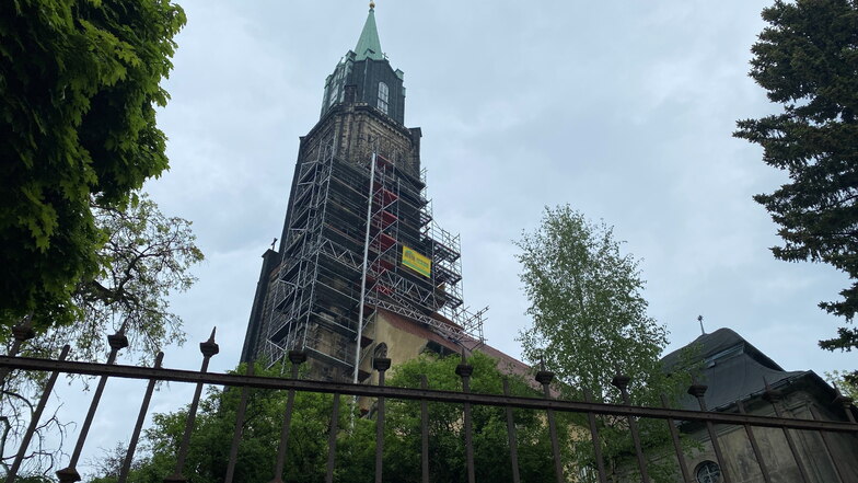 Neugersdorf: Gerüst am Kirchturm - was ist da los?