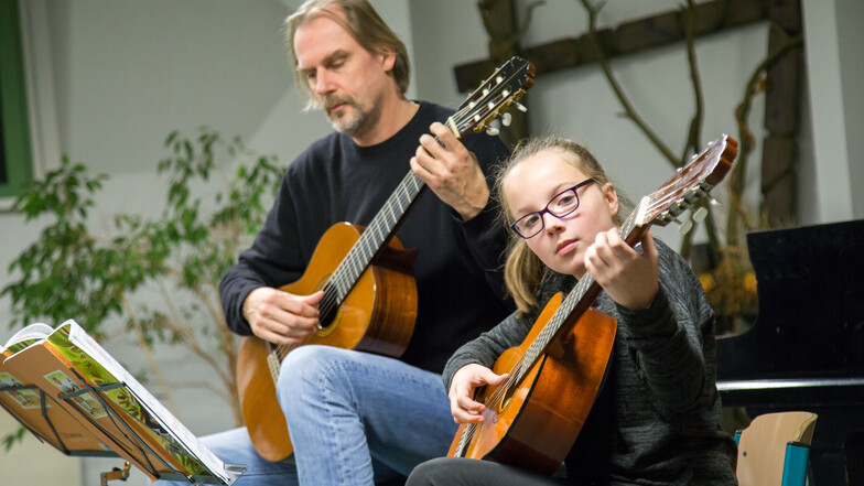 Musik macht Spaß. Auch denen, die sie in Konzerten bewundern - wie hier beim Nikolauskonzert der Kreismusikschule in Niesky im vorigen Jahr.