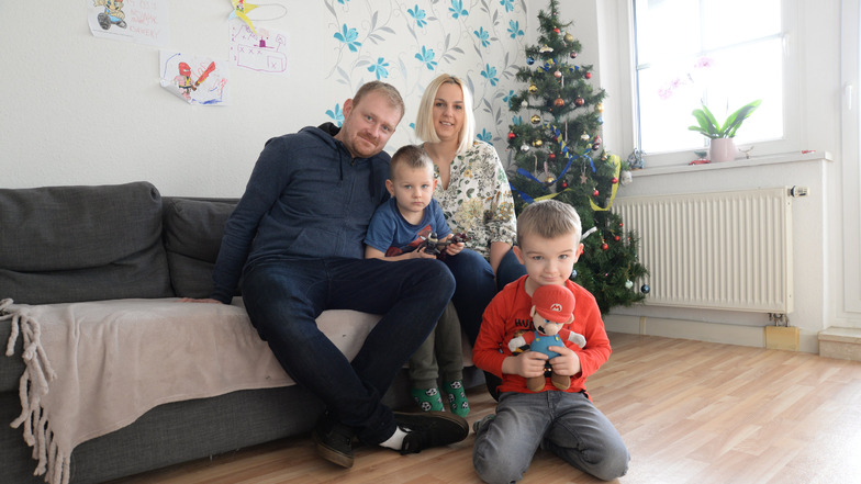Die polnische Familie Nowak lebt seit über einem Jahr in Stannewisch bzw. seit Juni in Niesky. Weihnachten feierten sie zu viert in ihrer Nieskyer Wohnung. Im Foto die Eltern Mateusz und Sandra Nowak mit den Kindern Aleksander (4) und Ksawery (6) (rechts)