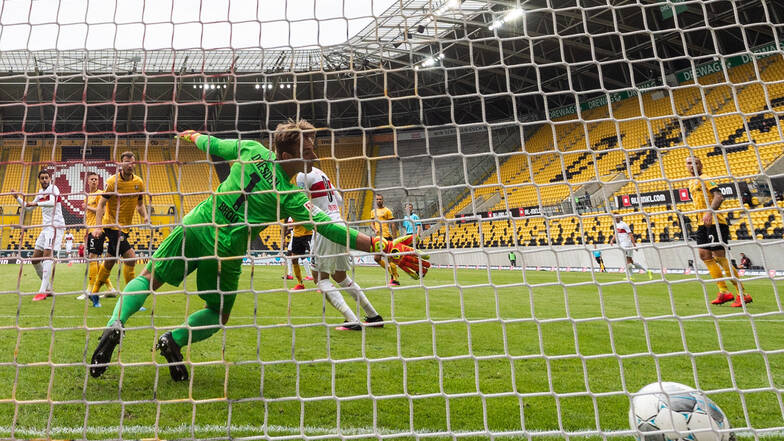 Hier ist es passiert: Hamadi Al Ghaddioui (l.) bringt den VfB Stuttgart mit seinem Treffer bereits in der 18. Minute in Führung, Dynamos Torwart Kevin Broll hat in dieser Szene das Nachsehen. Der Schütze steht unmittelbar vor ihm frei, es ist aber kein Ab