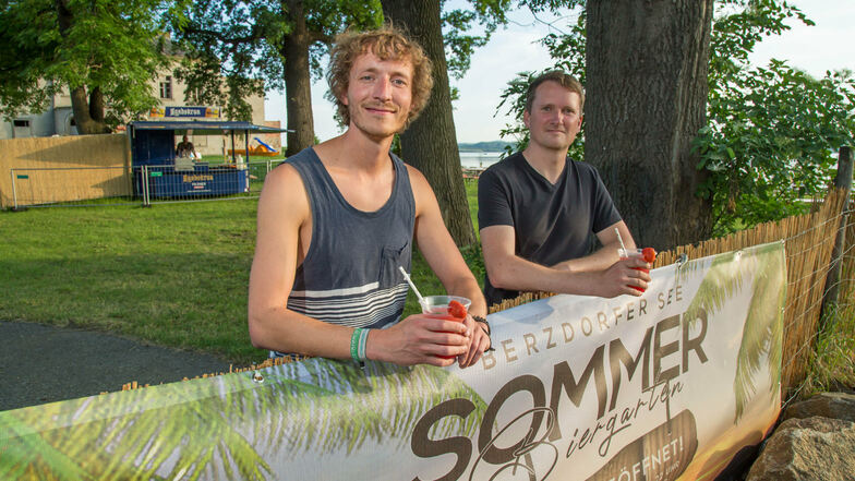 Benjamin Reiss und Jens Werner betreiben am Berzdorfer See den Sommer-Biergarten. Hier finden am Wochenende zwei Partys unter freiem Himmel statt.