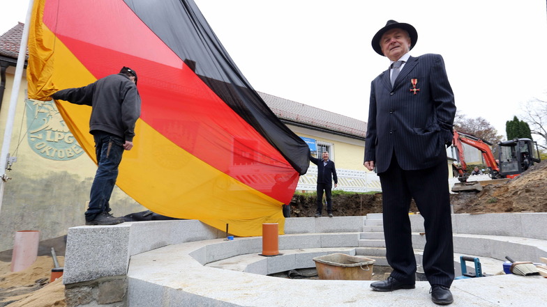 Der ehemalige Bundestagsabgeordnete Gunter Weißgerber (vorn) schenkte Maik Förster eine Deutschlandfahne, die einmal vor dem Reichstag in Berlin gehangen hat.