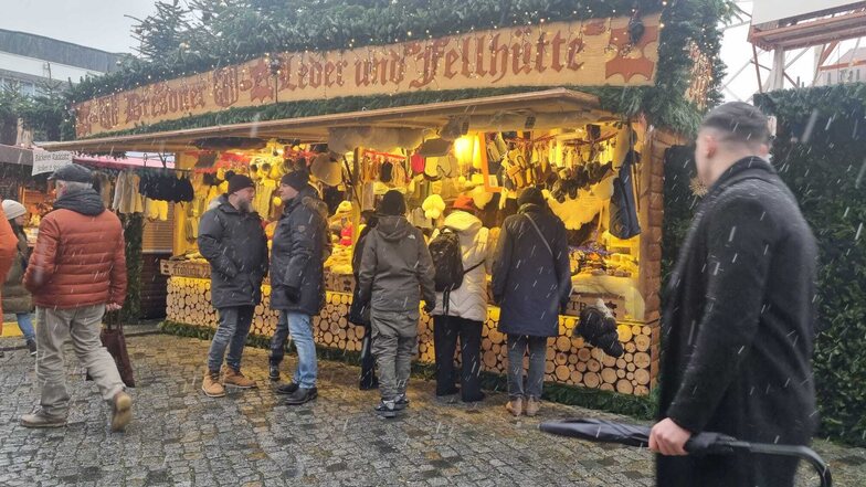 Auch Ricardo Jablonski vom Stand Fell- und Lederwaren darf eine kurze Zeit nicht öffnen.