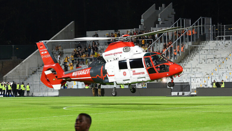Der Rettungshubschrauber landet mitten auf dem Spielfeld. Erst nach einer Stunde wurde der Verletzte aus dem Stadion ausgeflogen.