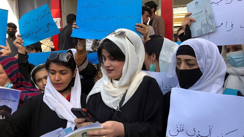 Afghanistan, Kabul: Frauen halten bei einer Demonstration Transparente und Schilder hoch, während sie gegen die Einschränkung der Frauenrechte durch die militant-islamistischen Taliban protestieren.