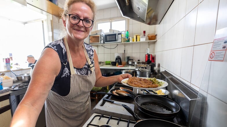 Christel Wurm tischt Schnitzel mit Bohnen und Kartoffelsalat auf. Ihr Imbiss ist so beliebt, dass die Stammkundschaft ihr nun sogar eine Urkunde verlieh.