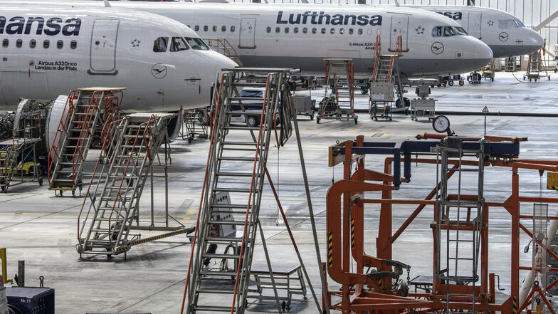 Maschinen der Lufthansa stehen im Hangar der Airline auf dem Flughafen Frankfurt.