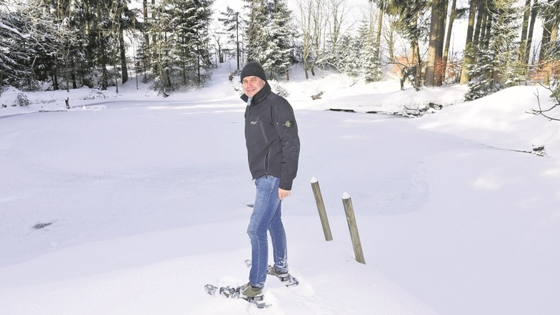 Hotelchef Gerrit Curcio musste mit seinem Team erst den See von Schnee und Eis befreien, bevor es ins Wasser gehen kann.