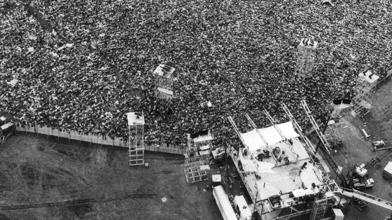 Rund 60 Stunden lang feiern schließlich knapp eine halbe Million Menschen zusammen auf der Wiese bei Woodstock.