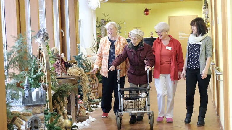 Im AWO Pflegeheim Taubenheim gibt es eine hinreißend schöne Märchen-Weihnachtsausstellung. Carla Naumann (l.) und Christine Schulz (3.v.l.) sind die Gestalterinnen. Zusammen mit Bewohnerin Doris Scharschuch (2.v.l.) und Einrichtungsleiterin Marie Kaule.