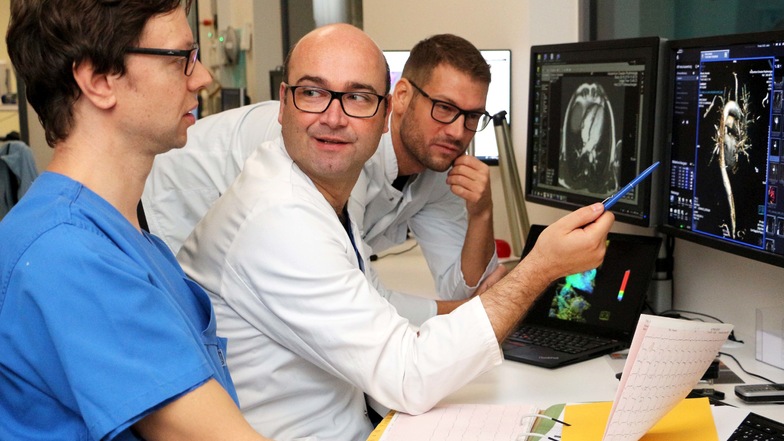 Intensive Besprechung im Herzzentrum Dresden: Oberarzt Dr. Stefan Ulbrich, Chefarzt Dr. Christopher Piorkowski und Dr. Jakub Tomala werten die MRT- Untersuchung eines Patienten aus.