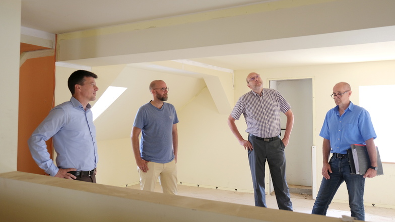 Oberbürgermeister Olaf Raschke (2.v.r.), Bürgermeister Markus Renner (l.), Planer Jürgen Voigt (r.) und Martin Schuster im Dachgeschoss des Vorderhauses der Hafenstraße 28.