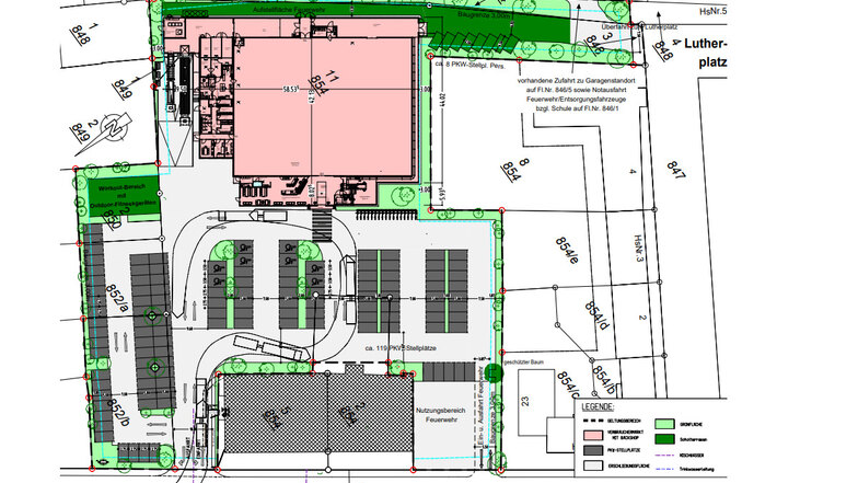 Die Zeichnung zeigt den geplanten Edeka-Markt mit vorgelagertem Backshop (rot). Auf der Fläche vor dem Markt soll es Parkplätze geben. Links neben dem Nordpfeil soll sich der Bereich mit den Fitnessgeräten befinden.
