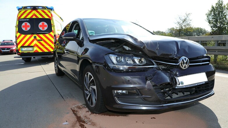 Die Fahrerin des VW Golf wurde beim Auffahren auf einen Passat verletzt. Auch eine zweite Frau musste im Krankenhaus behandelt werden.