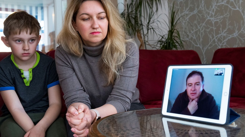 Per Videochat hält Viktoria Martsenko, hier mit Sohn Jan, Kontakt zu ihrem Mann in der Ukraine.