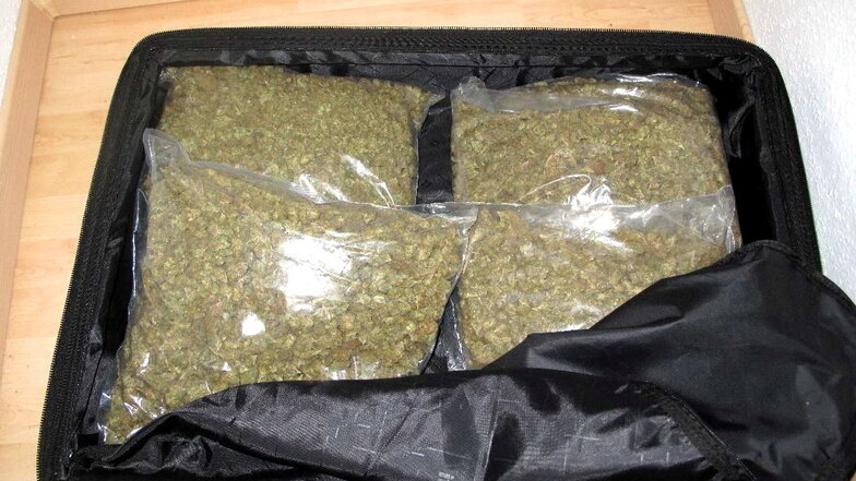 In zwei Wohnungen haben Beamte der Chemnitzer Kriminalpolizei insgesamt 21 Kilogramm Marihuana sichergestellt.