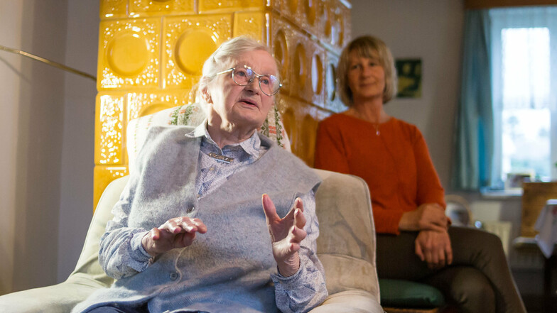 Johanna Wiltzek ist mit 100 Jahren die älteste Nieder Seifersdorferin. Im Foto mit Tochter Gudrun Pusch (61). Zusammen mit der Familie pflegt sie ihre Mutter .