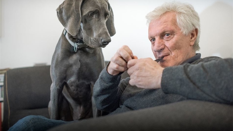 Kunstsammler Egidio Marzona mit seinem Hund Anton in seinem Haus in Berlin.