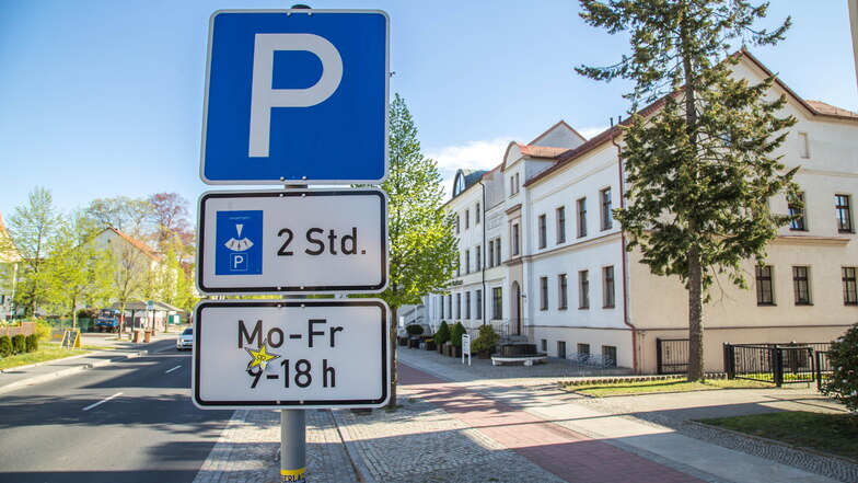 Vor dem Rathaus der Stadt Niesky darf in der Woche für zwei Stunden mit Parkscheibe geparkt werden. Dieses Prinzip will die Stadt auch auf anderen Parkplätzen durchsetzen, wie dem an der Sparkasse, wo jetzt nur eine Stunde erlaubt ist.