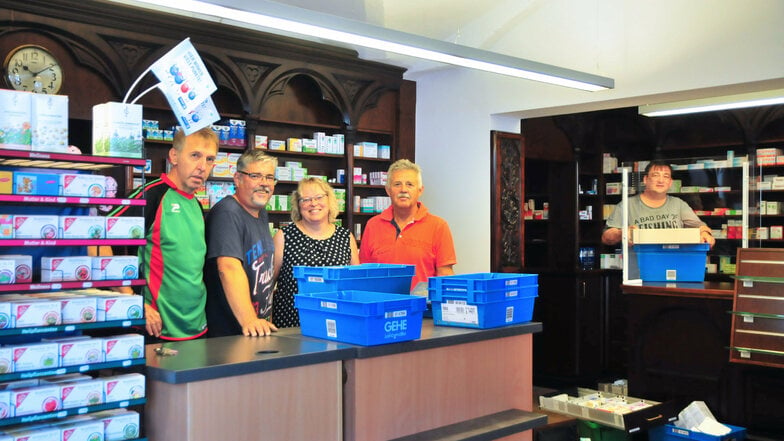 Kerstin Boragk (Mitte) kann beim Umzug der Löwen-Apotheke erneut auf zahlreiche Helfer zählen. Am Donnerstag öffnet das Haus Hauptmarkt 7 wieder für die Kunden.