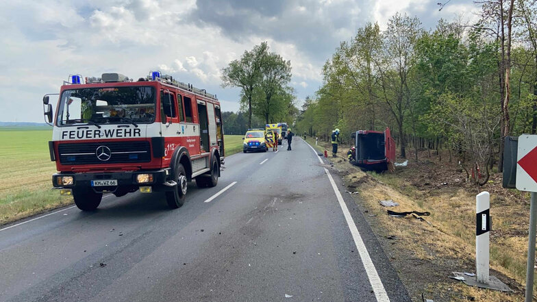 Auf der Bundesstraße zwischen Schwepnitz und Schmorkau sind am Mittwochnachmittag ein Transporter und ein Auto zusammengestoßen.