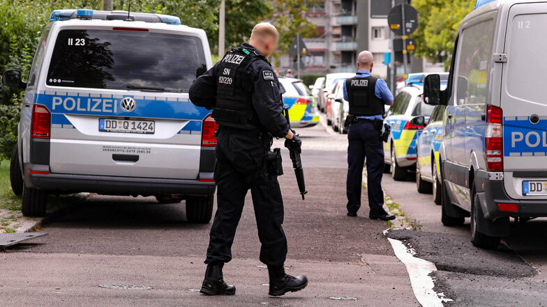 Mit Maschinenpistolen ausgestattet sucht die Polizei in der Johannstadt einen bewaffneten Mann.