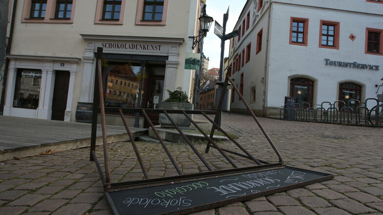 Umgekippter Fahrradständer vor der Adoratio-Schokoladenmanufaktur am Pirnaer Markt: Wurde er mutwillig umgeworfen?