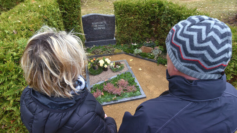 Fassungslos stehen Anja und Steffen Neubieser vor dem Familiengrab auf dem Friedhof in Oberoderwitz. Die Grabplatte für ihre Tochter hinten rechts fehlt.
