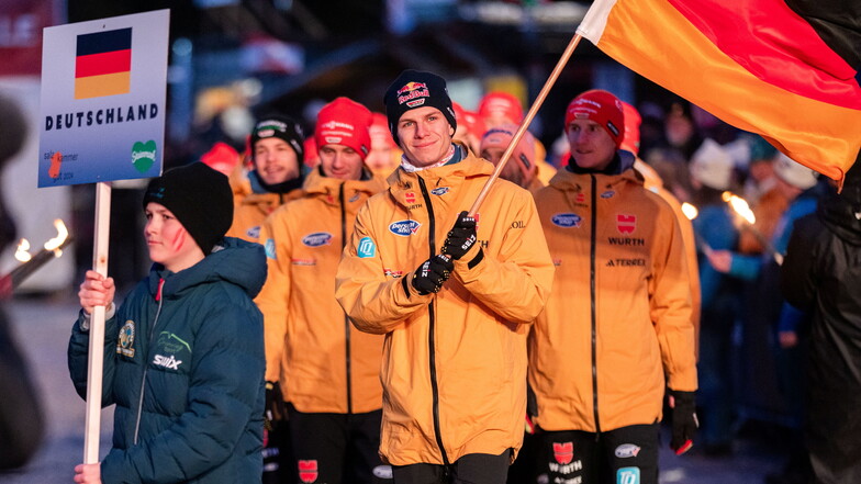 Fahnenträger war Andreas Wellinger bei der Eröffnung der Skiflug-Weltmeisterschaften am Kulm in Österreich, beim Einzelspringen gewinnt er Silber.
