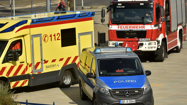 Anfangs fuhr die Polizei mit mehreren Einsatzfahrzeugen auf dem Lausitzer Platz vor. Dann kamen ein Rettungswagen und eine Feuerwehr hinzu,