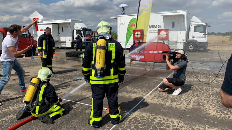 Salome Gutsche löst die letzte Aufgabe beim Feuerwehrwettkampf im MDR-Wettbewerb, der live vom Großenhainer Flugplatz übertragen wird. Hier geht es um Sekunden.