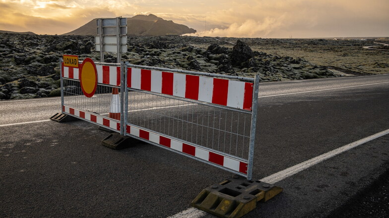 Die Zufahrtsstraße zur Blauen Lagune wurde geschlossen, um Zwischenfälle in der Gegend im Falle eines möglichen Vulkanausbruchs zu vermeiden.