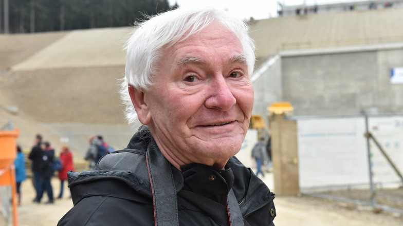 Dr. Frank Heyne kannte das Osterzgebirge wie nur wenige. Hier besichtige der langjährige Schulleiter noch im vergangenen Frühjahr die Baustelle für den Hochwasserschutzdamm im Pöbeltal.