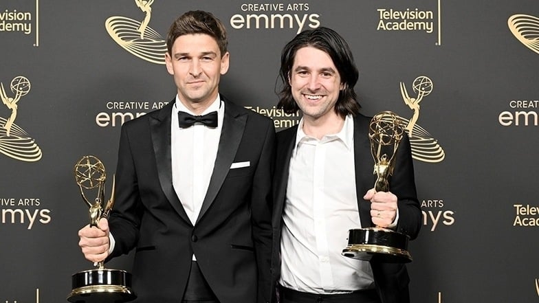 „Emmy“-Verleihung: Oliver Latta (l.) und Teddy Blanks nehmen den Emmy für das beste Haupttiteldesign einer Fernsehserie in Empfang.