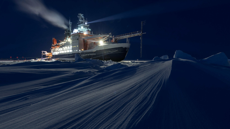 Zehn Monate lang driftete der Eisbrecher angedockt an eine riesige Eisscholle durch das Nordpolarmeer.