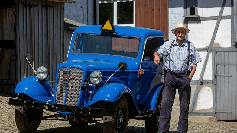 Rudolf Neubert fährt mit seinem restaurierten Traktor von 1936 beim Umzug der 100-Jahr-Feier Freitals mit.
