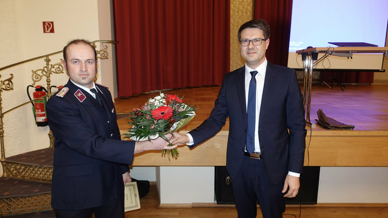 Döbelns neuer Wehrleiter Heiko Hentzschel ist von Oberbürgermeister Sven Liebhauser mit Blumen für die Wahl beglückwünscht worden.