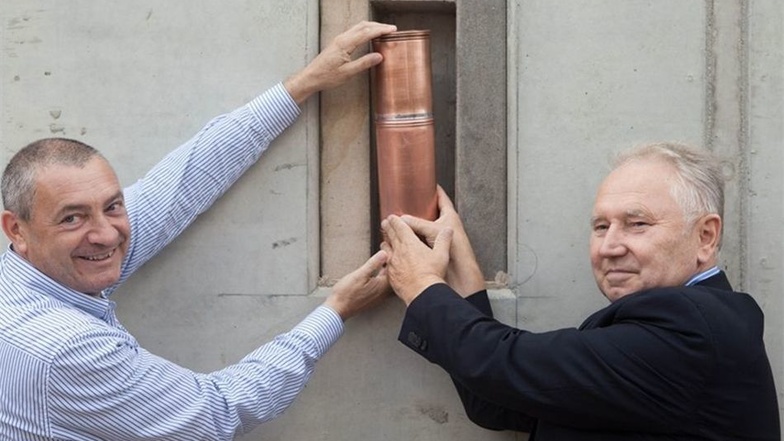 Jiri Muska (l.) und Berndt Dietze, die Chefs des Investorenteams Baywobau/CTR, füllten gestern die Kassette für den Grundstein.