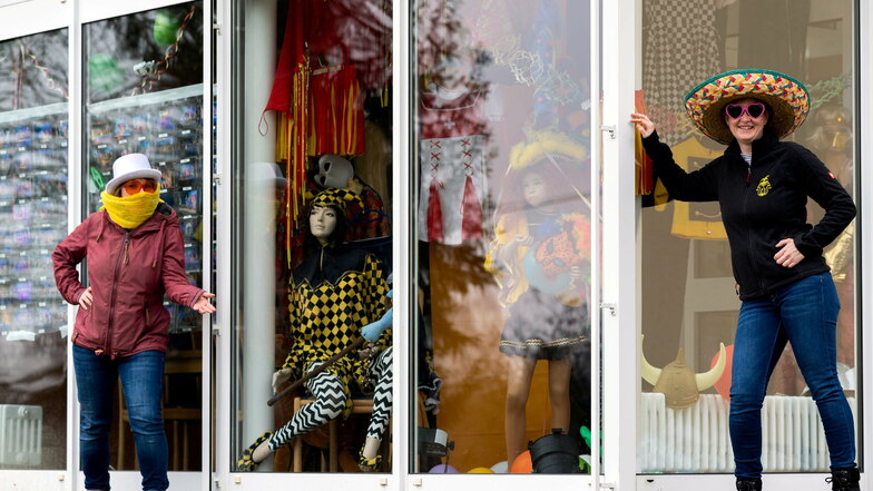 Tina Honnes (li.) und Melanie Kirchbach vom Reinhardtsdorfer Karnevalsclub. Die Kostüme sind dieses Jahr hinter Glas zu bestaunen.