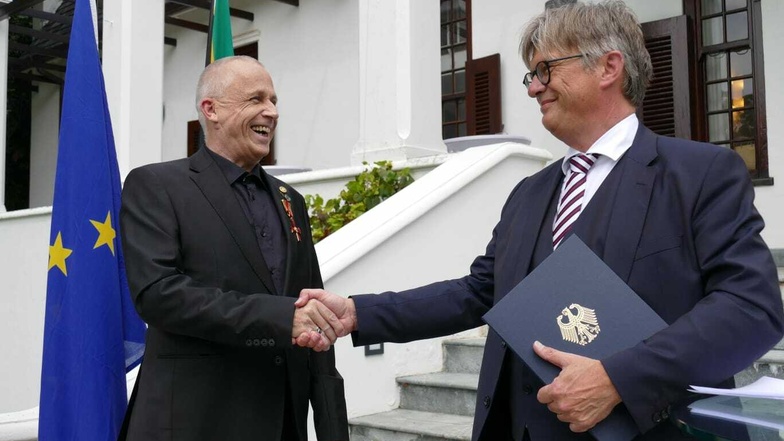 Aus den Händen des deutschen Generalkonsuls in Kapstadt, Matthias Hansen, erhielt Stefan Hippler das Bundesverdienstkreuz.