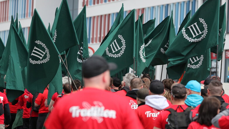 Teilnehmer einer Demonstration von Rechtsextremisten gehen durch Chemnitz. Anmelder ist die Neonazi-Partei "Der III. Weg". Die Partei versucht auch, bei bäuerlichen Protestveranstaltungen Anschluss zu finden.